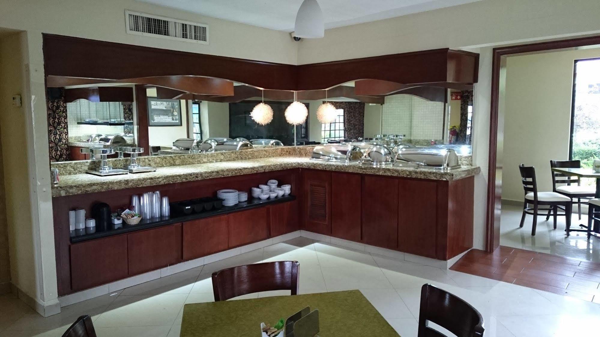 Quinta Dorada Hotel & Suites Saltillo Eksteriør bilde